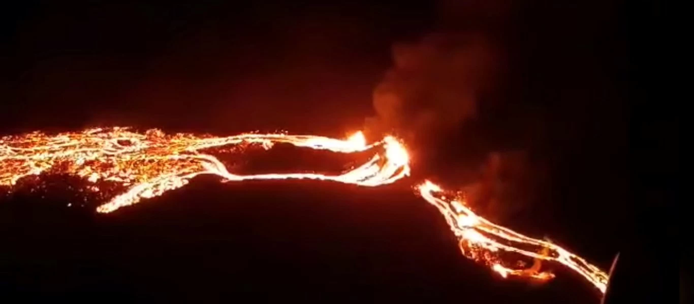 Ηφαίστειο Ισλανδία: Εθελοντές έψησαν... λουκάνικα χοτ ντογκ πάνω στις πέτρες που πέρασε η καυτή λάβα (βίντεο)